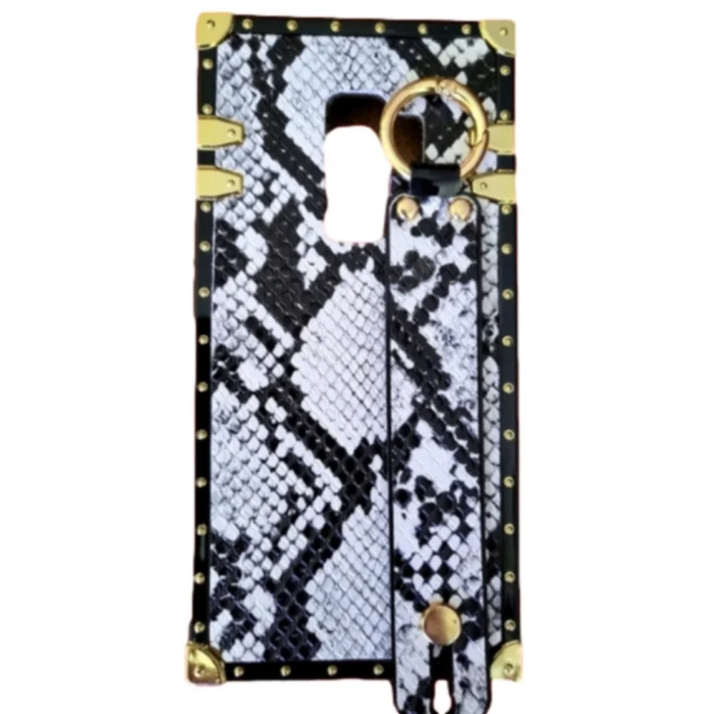 S9+ Snakeskin Heavy Duty Protection Cell Case with Hand Holder. Very Nice NWOT